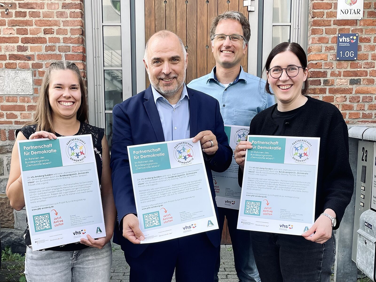 v.l.n.r.
Sarah Fischer, Koordinierungs- und Fachstelle im Rahmen der "Partnerschaft für Demokratie", Ralf Paul Bittner, Bürgermeister der Stadt Arnsberg, Dr. Tobias Schulte, Leitung vhs Arnsberg/Sundern, Andrea Graf, Abteilung Bürgerdialog | Wahlen der Stadt Arnsberg