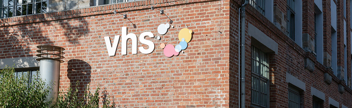 vhs Logo an Geschäftsstelle Neheim