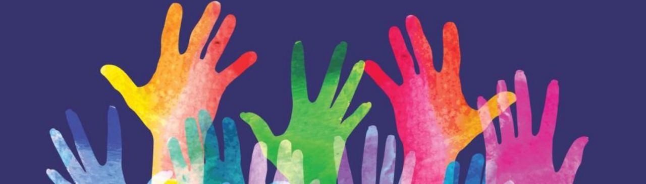 viele bunte sich nach oben streckende Handabdrücke vor einem dunkelblauen Hintergrund 